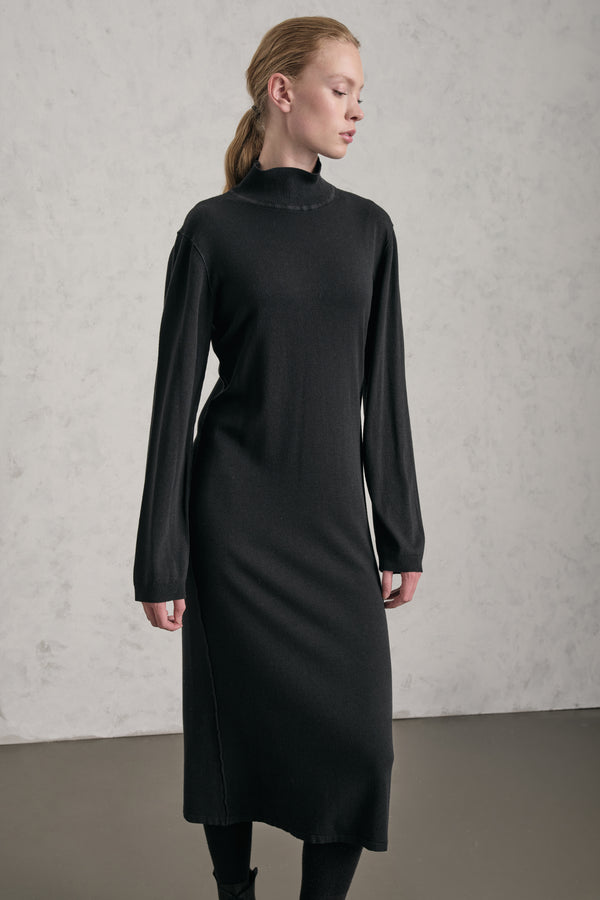 Abito lungo slim fit in maglia di viscosa e lana con collo alto in costina e bottoni in madreperla a | 1019.CFDTRE11467.10