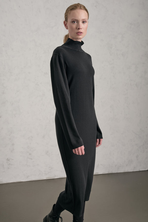 Abito lungo slim fit in maglia di viscosa e lana con collo alto in costina e bottoni in madreperla a | 1019.CFDTRE11467.10