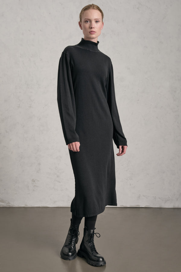 Abito lungo slim fit in maglia di viscosa e lana con collo alto in costina e bottoni in madreperla a | 1019.CFDTRE11467.10