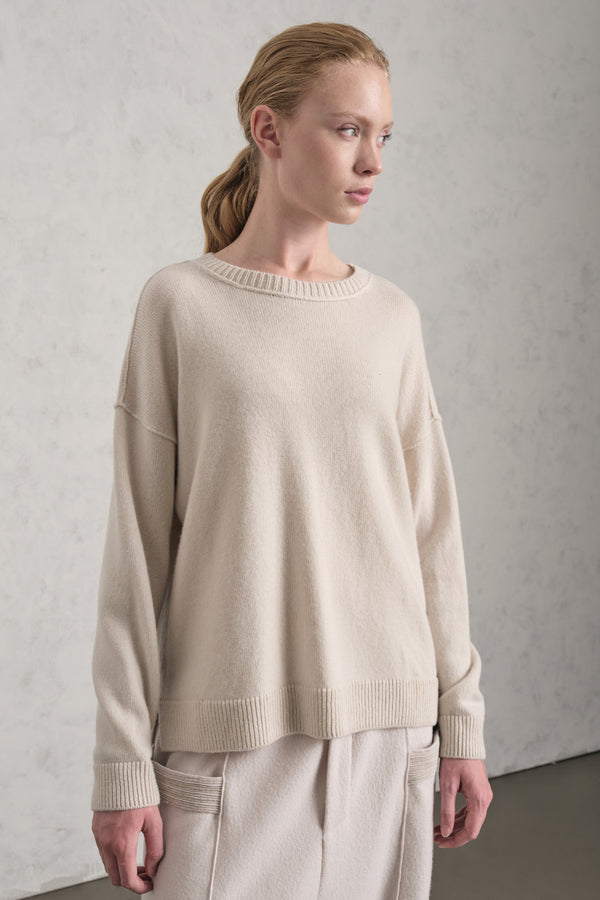 Ausgestellter Oversize-Pullover mit Rundhalsausschnitt aus Wolle und Kaschmir | 1019.CFDTRE13480.22