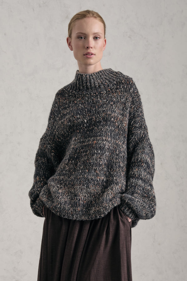 Pull oversize à col montant et épaules tombantes en mélange d'alpaga avec bandes bicolores | 1019.CFDTRE17520.15