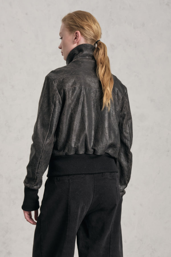 Kurze Lederjacke mit Cut-outs, einem Wolltuch-Futter und Einsätzen aus Rippstrick | 1019.CFDTRE2370.06
