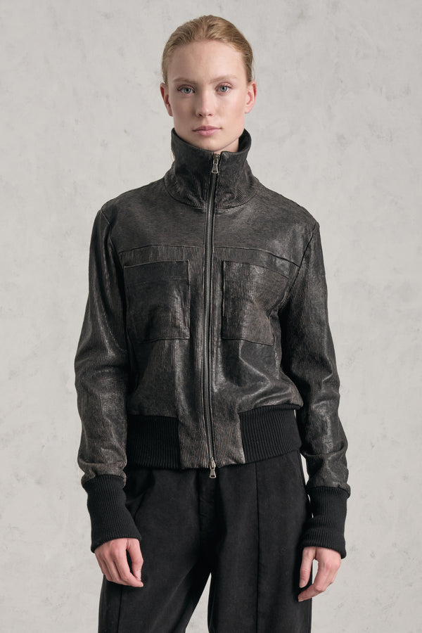 Kurze Lederjacke mit Cut-outs, einem Wolltuch-Futter und Einsätzen aus Rippstrick | 1019.CFDTRE2370.06