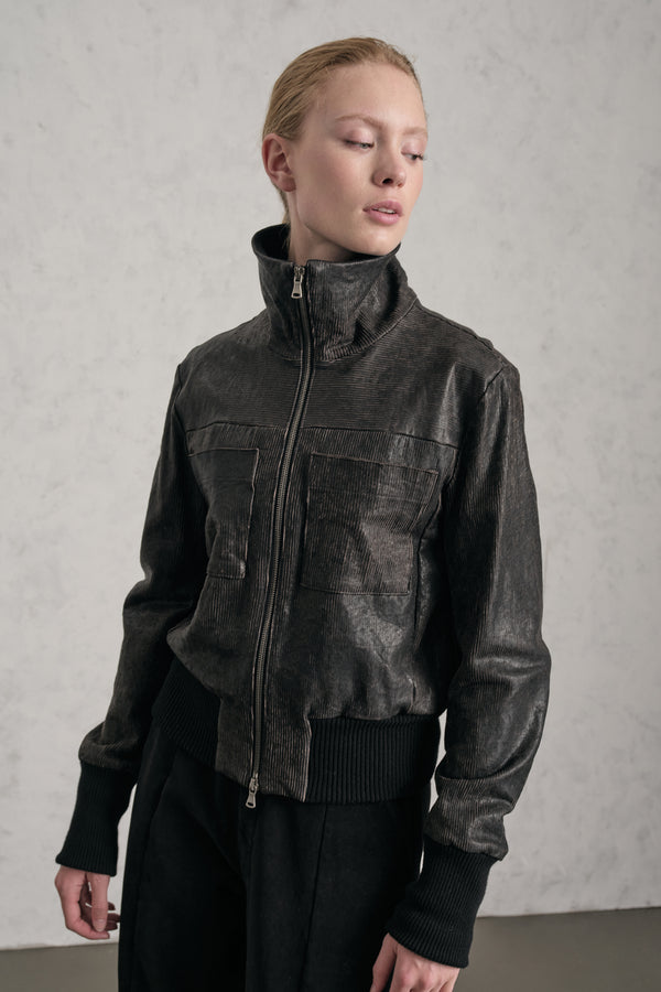 Kurze Lederjacke mit Cut-outs, einem Wolltuch-Futter und Einsätzen aus Rippstrick | 1019.CFDTRE2370.06