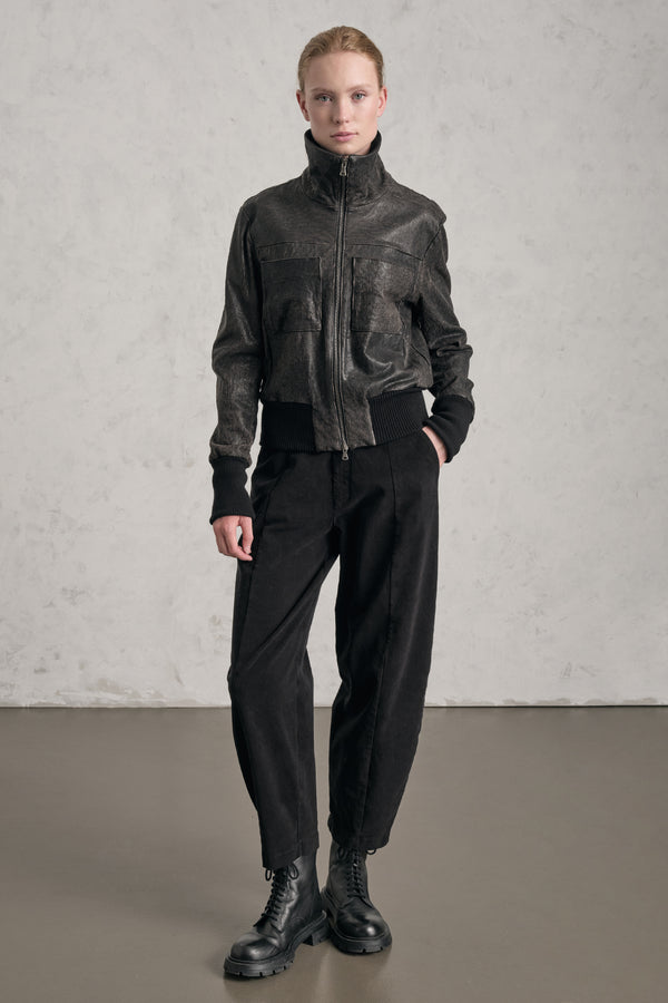Kurze Lederjacke mit Cut-outs, einem Wolltuch-Futter und Einsätzen aus Rippstrick | 1019.CFDTRE2370.06