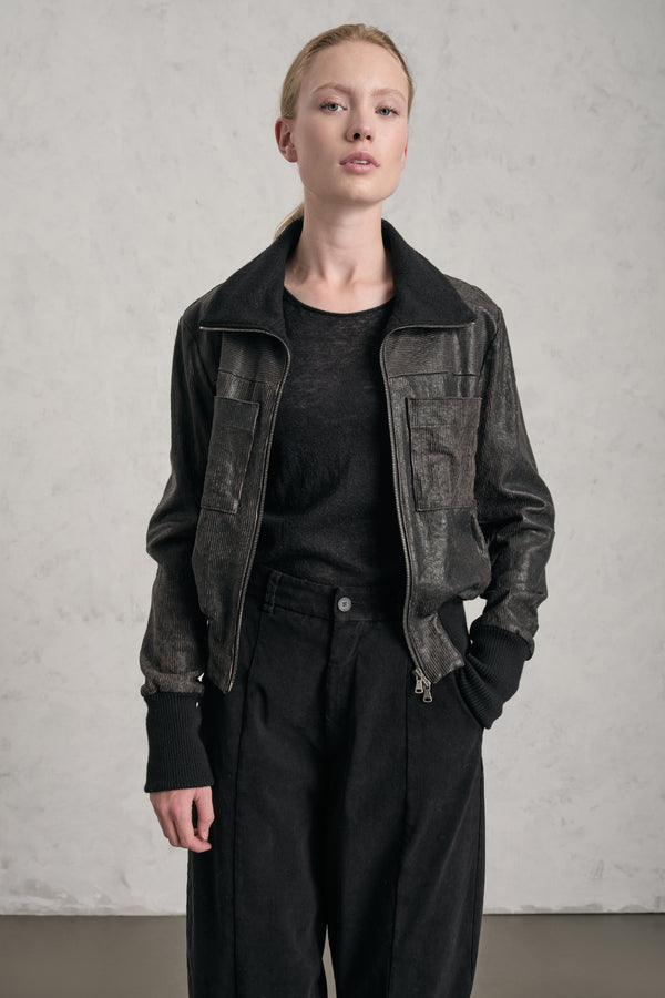 Kurze Lederjacke mit Cut-outs, einem Wolltuch-Futter und Einsätzen aus Rippstrick | 1019.CFDTRE2370.06