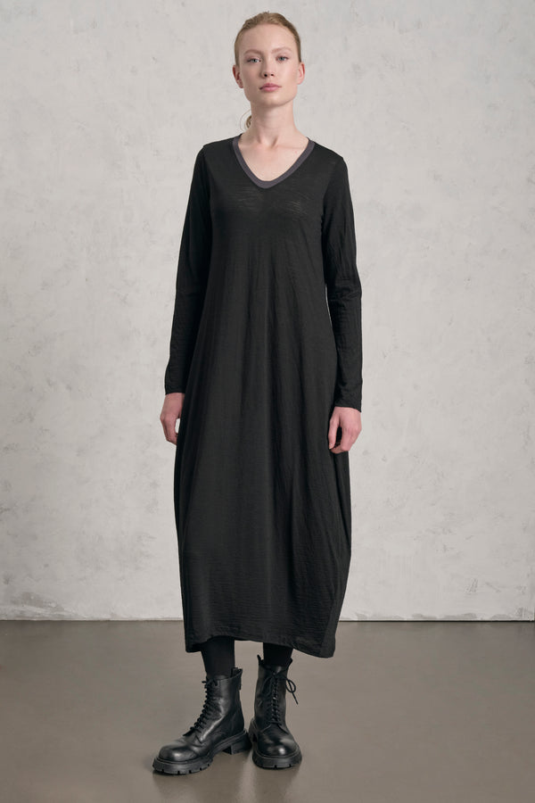 Maxikleid aus Wolljersey mit V-Ausschnitt und Seideneinfassung | 1019.CFDTREK206.10