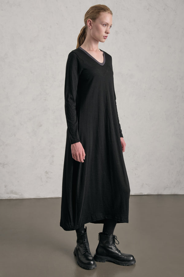 Maxikleid aus Wolljersey mit V-Ausschnitt und Seideneinfassung | 1019.CFDTREK206.10