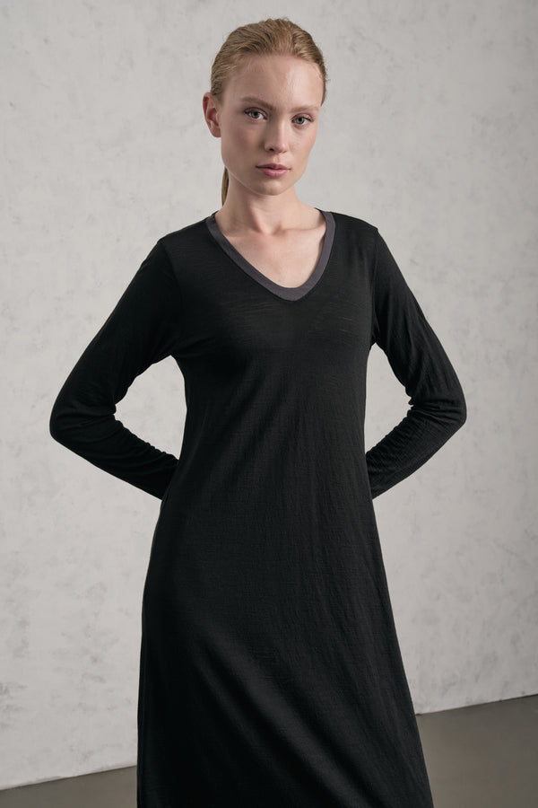 Maxikleid aus Wolljersey mit V-Ausschnitt und Seideneinfassung | 1019.CFDTREK206.10