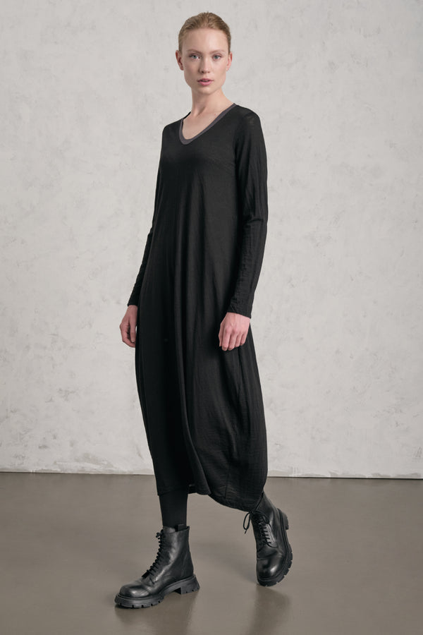 Maxikleid aus Wolljersey mit V-Ausschnitt und Seideneinfassung | 1019.CFDTREK206.10
