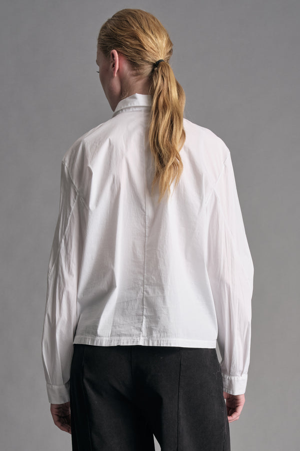 Camicia corta dalla linea quadrata in tela leggera di cotone stretch con tasca lato destro indossato | 1019.CFDTREM220.00