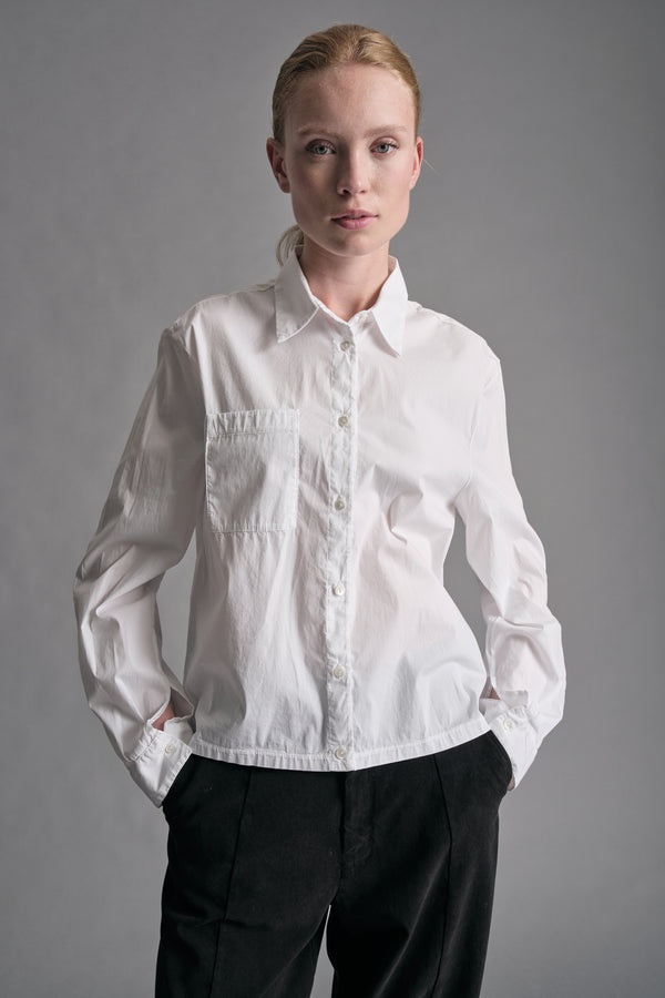 Camicia corta dalla linea quadrata in tela leggera di cotone stretch con tasca lato destro indossato | 1019.CFDTREM220.00