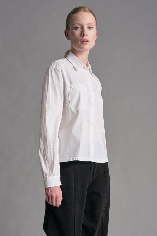 Camicia corta dalla linea quadrata in tela leggera di cotone stretch con tasca lato destro indossato | 1019.CFDTREM220.00