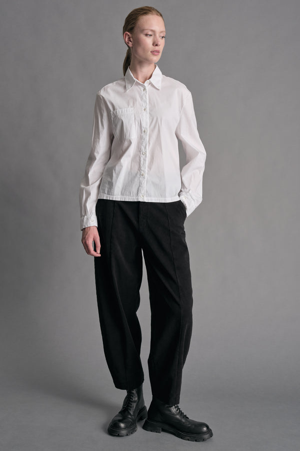 Camicia corta dalla linea quadrata in tela leggera di cotone stretch con tasca lato destro indossato | 1019.CFDTREM220.00