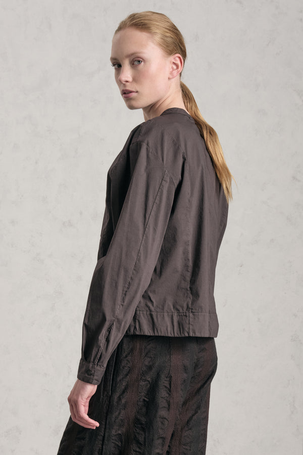 Chemise droite à col Mao en toile légère de coton stretch avec poche sur le côté gauche | 1019.CFDTREM221.06
