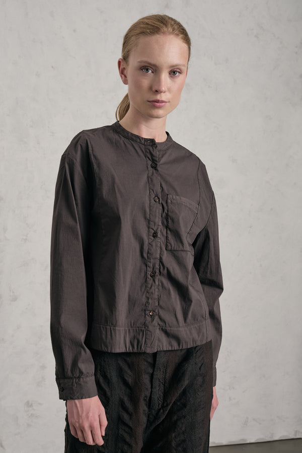 Chemise droite à col Mao en toile légère de coton stretch avec poche sur le côté gauche | 1019.CFDTREM221.06