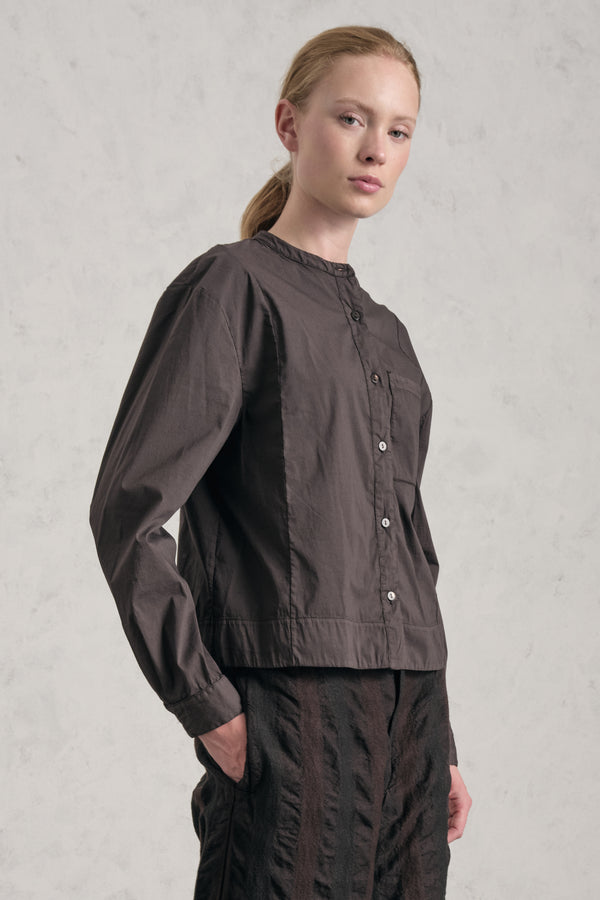 Chemise droite à col Mao en toile légère de coton stretch avec poche sur le côté gauche | 1019.CFDTREM221.06
