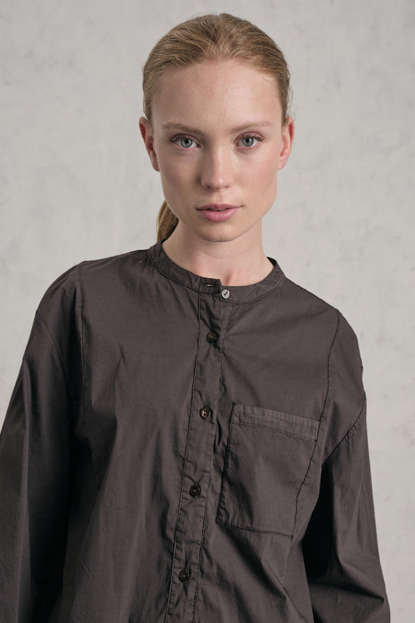 Chemise droite à col Mao en toile légère de coton stretch avec poche sur le côté gauche | 1019.CFDTREM221.06