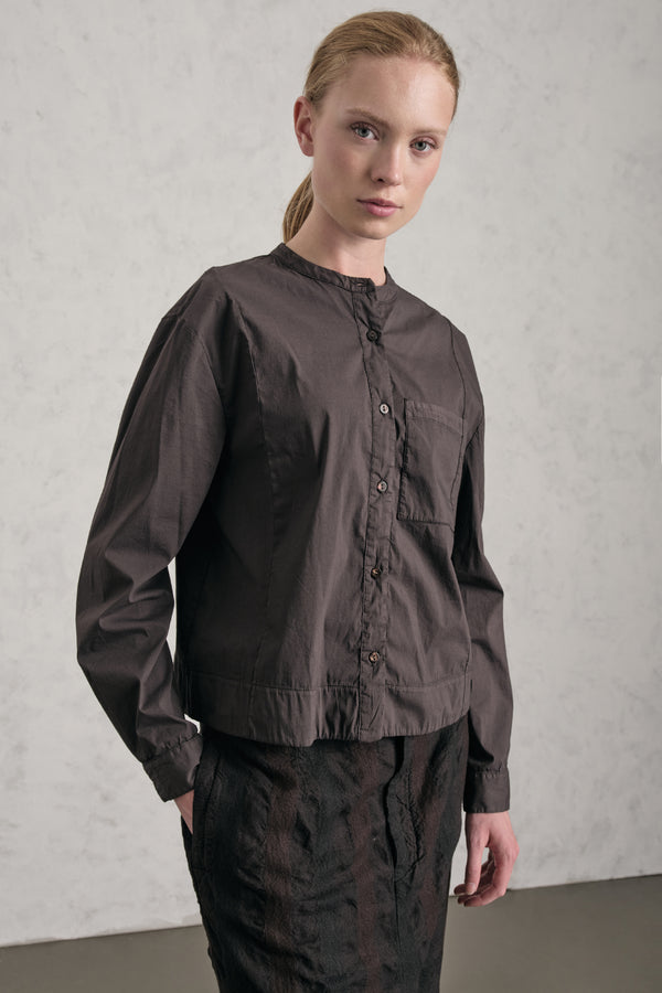 Chemise droite à col Mao en toile légère de coton stretch avec poche sur le côté gauche | 1019.CFDTREM221.06