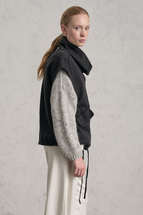 Gilet comfort fit con collo alto e coulisse sul fondo in tencel e cotone stretch | 1019.CFDTREN232.10