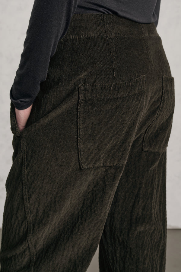 Pantalon coupe confort à jambes arrondies en velours côtelé de viscose et coton stretch gaufré | 1019.CFDTREP253.04