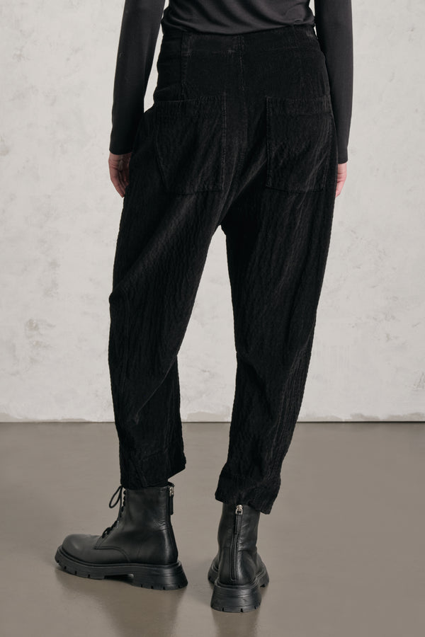 Pantalone comfort fit con gamba arcuata in costina di velluto di viscosa e cotone stretch goffrato | 1019.CFDTREP253.10