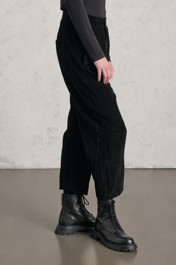 Pantalone comfort fit con gamba arcuata in costina di velluto di viscosa e cotone stretch goffrato | 1019.CFDTREP253.10