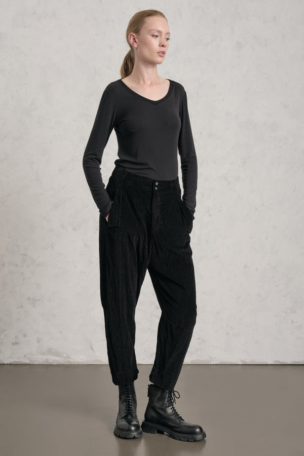 Pantalone comfort fit con gamba arcuata in costina di velluto di viscosa e cotone stretch goffrato | 1019.CFDTREP253.10
