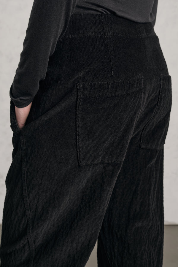 Pantalone comfort fit con gamba arcuata in costina di velluto di viscosa e cotone stretch goffrato | 1019.CFDTREP253.10