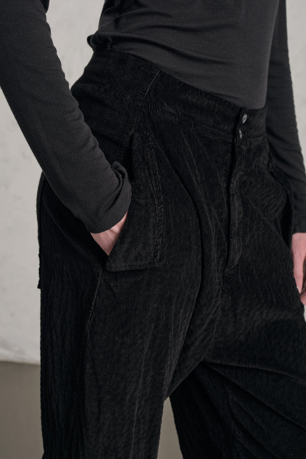 Pantalone comfort fit con gamba arcuata in costina di velluto di viscosa e cotone stretch goffrato | 1019.CFDTREP253.10