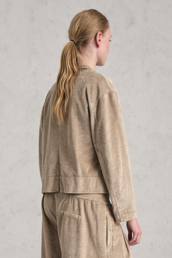 Kurzjacke mit tiefem Revers aus Viskose-Baumwoll-Cordsamt mit Stretchanteil | 1019.CFDTREQ263.22