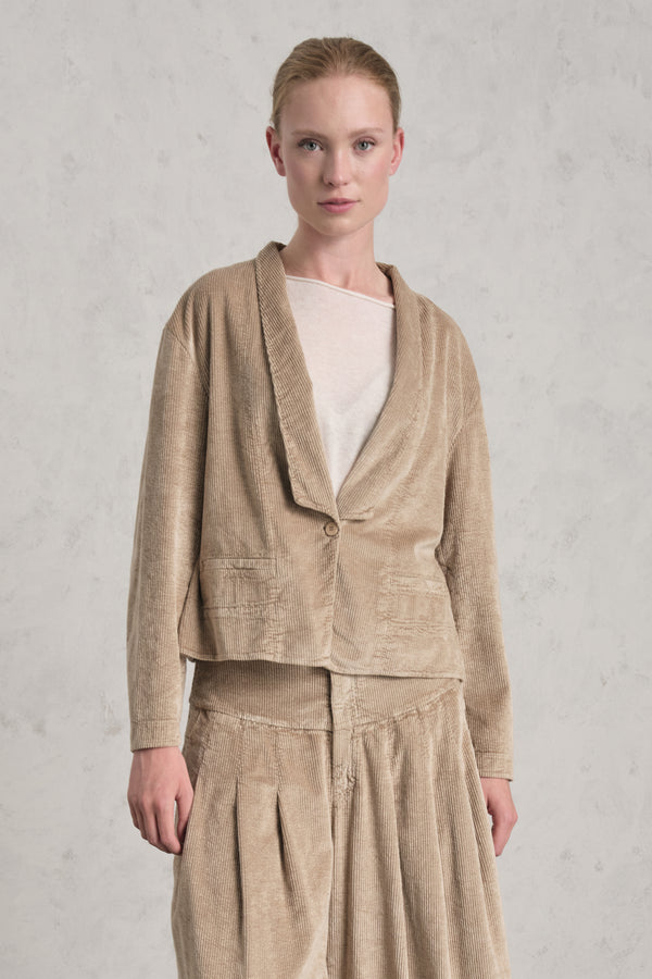 Kurzjacke mit tiefem Revers aus Viskose-Baumwoll-Cordsamt mit Stretchanteil | 1019.CFDTREQ263.22