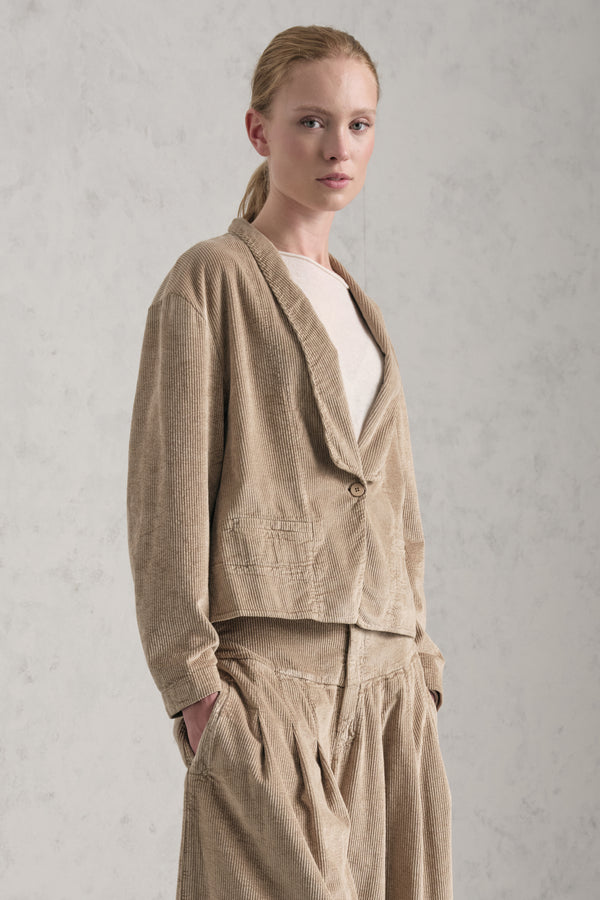 Kurzjacke mit tiefem Revers aus Viskose-Baumwoll-Cordsamt mit Stretchanteil | 1019.CFDTREQ263.22
