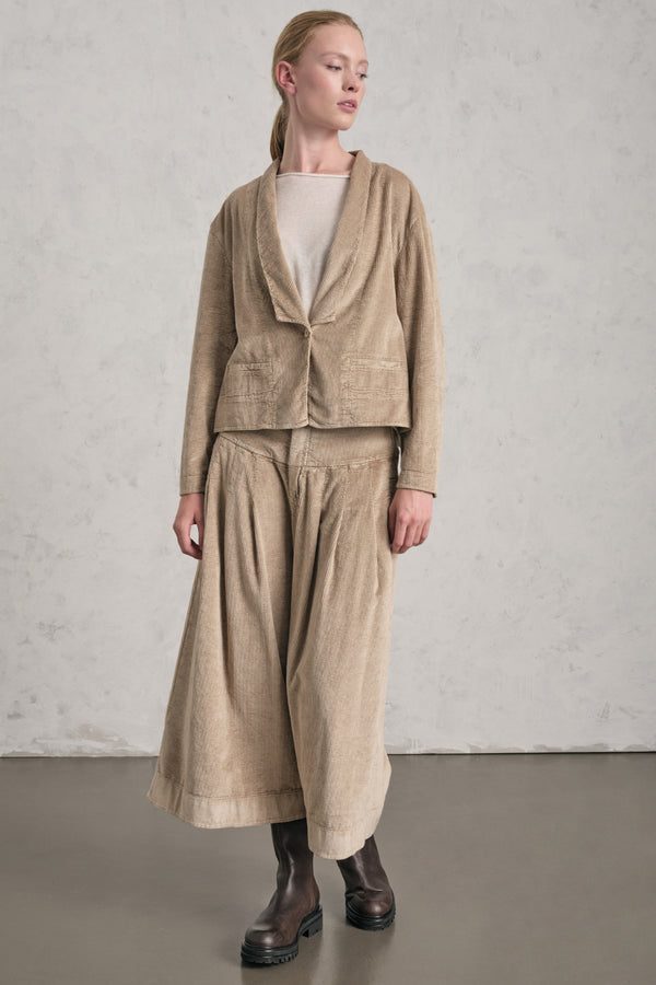 Kurzjacke mit tiefem Revers aus Viskose-Baumwoll-Cordsamt mit Stretchanteil | 1019.CFDTREQ263.22