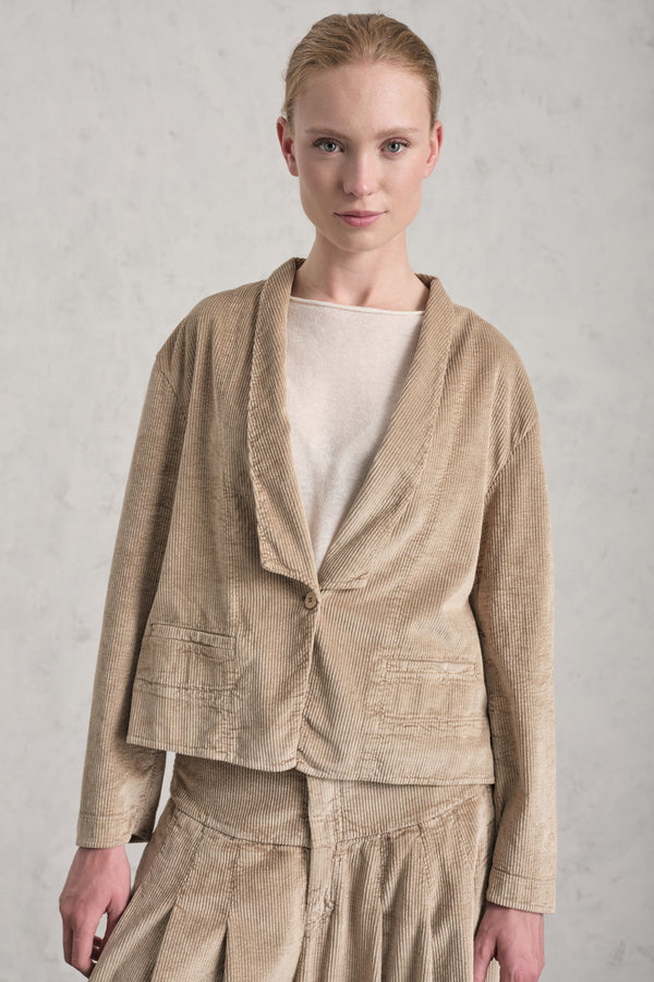 Kurzjacke mit tiefem Revers aus Viskose-Baumwoll-Cordsamt mit Stretchanteil | 1019.CFDTREQ263.22