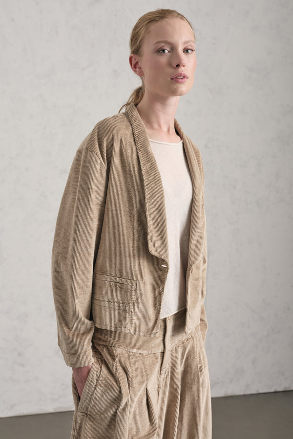 Kurzjacke mit tiefem Revers aus Viskose-Baumwoll-Cordsamt mit Stretchanteil | 1019.CFDTREQ263.22