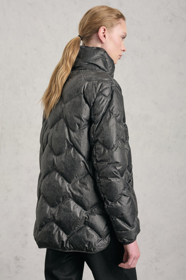 Kurze, weit geschnittene Daunenjacke aus kaltgefärbtem Nylon mit Wellenmotiv, Füllmaterial aus Gänsedaunen | 1019.CFDTRET296E.110
