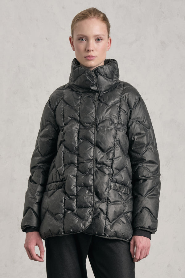 Kurze, weit geschnittene Daunenjacke aus kaltgefärbtem Nylon mit Wellenmotiv, Füllmaterial aus Gänsedaunen | 1019.CFDTRET296E.110