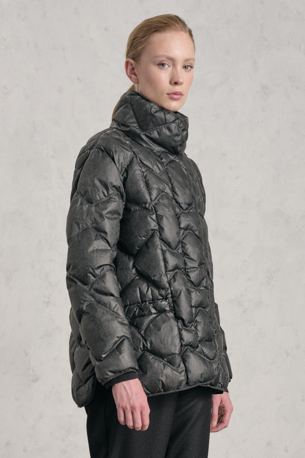 Kurze, weit geschnittene Daunenjacke aus kaltgefärbtem Nylon mit Wellenmotiv, Füllmaterial aus Gänsedaunen | 1019.CFDTRET296E.110