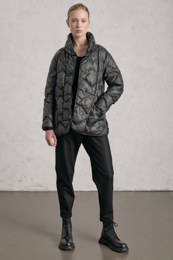 Kurze, weit geschnittene Daunenjacke aus kaltgefärbtem Nylon mit Wellenmotiv, Füllmaterial aus Gänsedaunen | 1019.CFDTRET296E.110