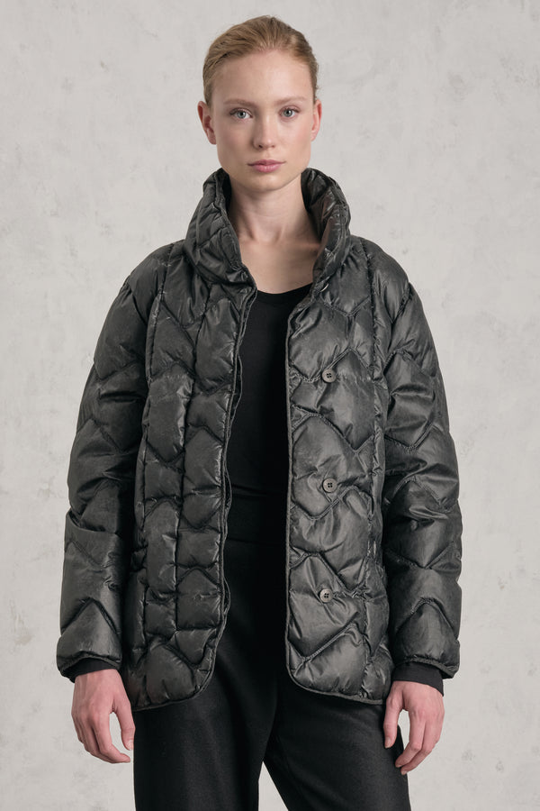 Kurze, weit geschnittene Daunenjacke aus kaltgefärbtem Nylon mit Wellenmotiv, Füllmaterial aus Gänsedaunen | 1019.CFDTRET296E.110
