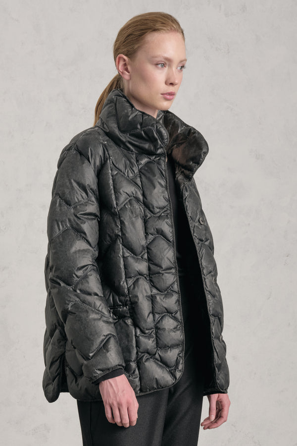 Kurze, weit geschnittene Daunenjacke aus kaltgefärbtem Nylon mit Wellenmotiv, Füllmaterial aus Gänsedaunen | 1019.CFDTRET296E.110