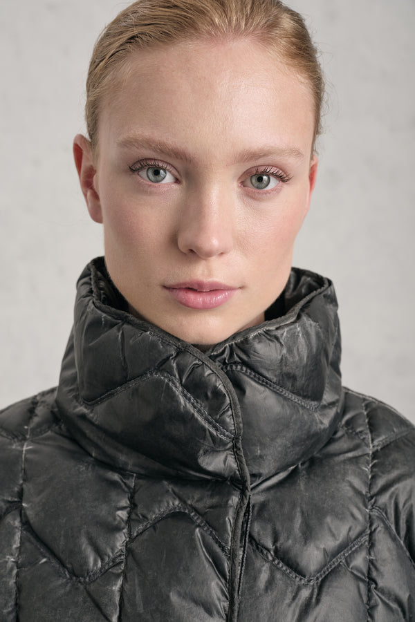 Kurze, weit geschnittene Daunenjacke aus kaltgefärbtem Nylon mit Wellenmotiv, Füllmaterial aus Gänsedaunen | 1019.CFDTRET296E.110