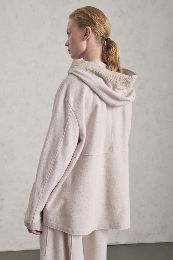 Veste oversize à capuche en drap de laine avec détails en maille ondulée en relief sur le bord du col | 1019.CFDTREU300.01
