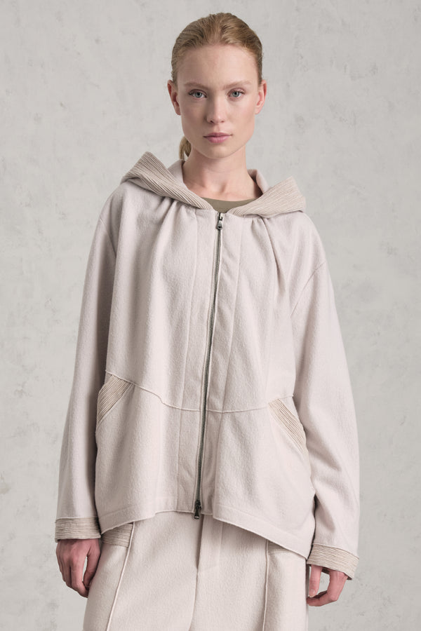 Oversize-Jacke mit Kapuze aus Wolltuch mit erhöhten, wellenförmigen Strickdetails am Kragenrand | 1019.CFDTREU300.01