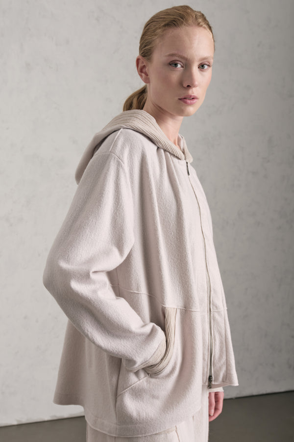 Veste oversize à capuche en drap de laine avec détails en maille ondulée en relief sur le bord du col | 1019.CFDTREU300.01