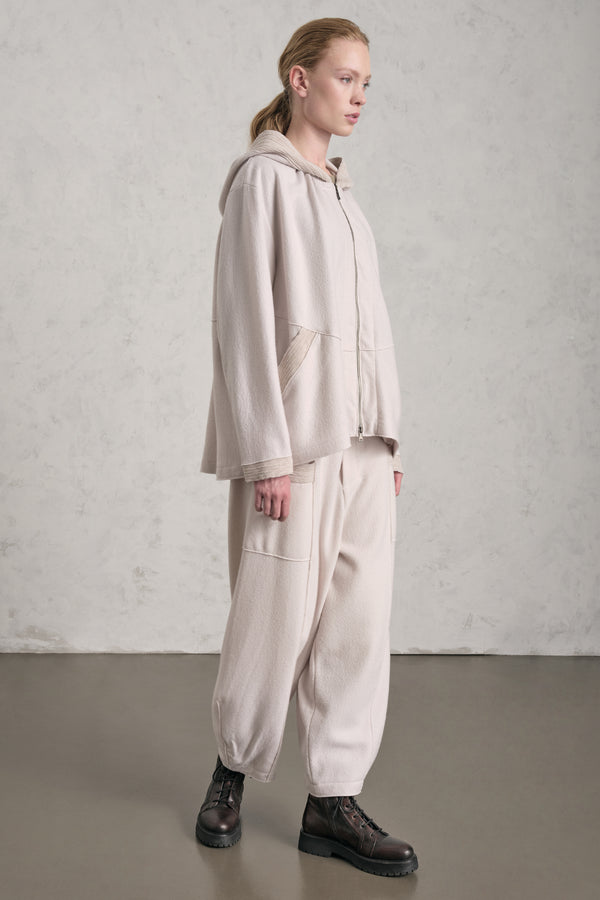 Veste oversize à capuche en drap de laine avec détails en maille ondulée en relief sur le bord du col | 1019.CFDTREU300.01