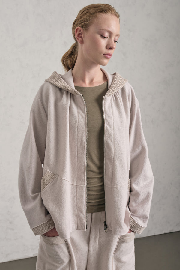 Oversize-Jacke mit Kapuze aus Wolltuch mit erhöhten, wellenförmigen Strickdetails am Kragenrand | 1019.CFDTREU300.01