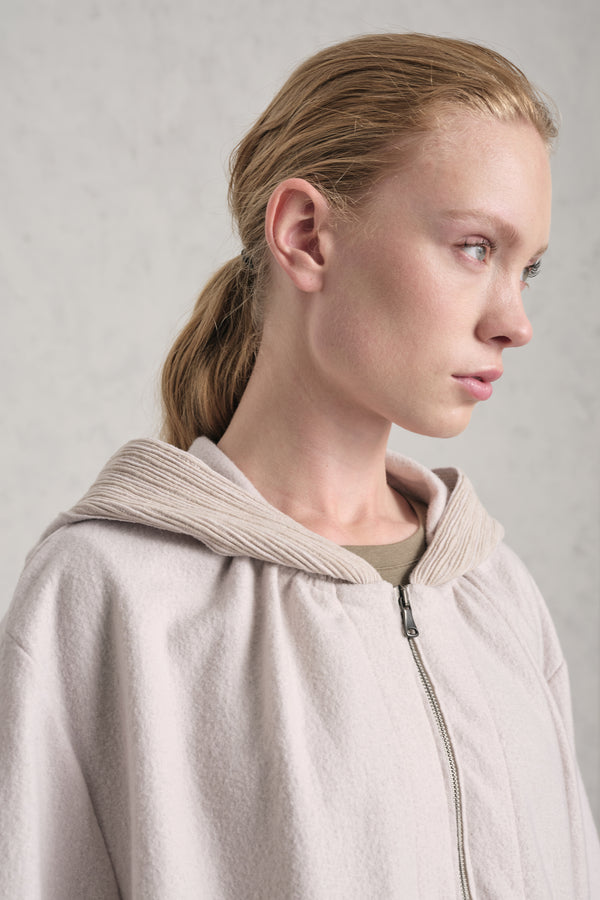 Veste oversize à capuche en drap de laine avec détails en maille ondulée en relief sur le bord du col | 1019.CFDTREU300.01