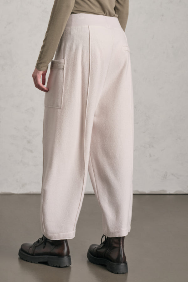 Oversize-Hose mit elastischem Bund in Taillenhöhe aus Wolltuch mit erhöhten, wellenförmigen Strickdetails | 1019.CFDTREU301.01